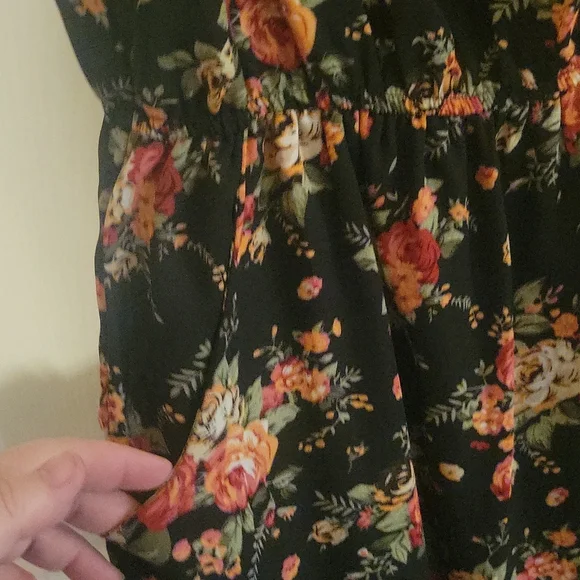 Sleeveless dress, V slit neck, black with floral print.  Lined skirt. - Picture 5 of 9